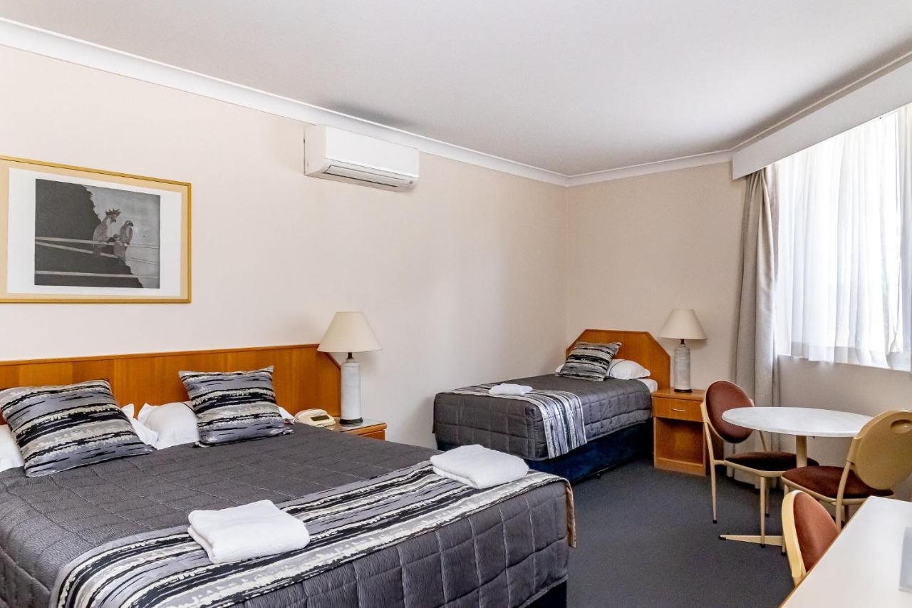 Charbonnier Motor Motel Singleton
